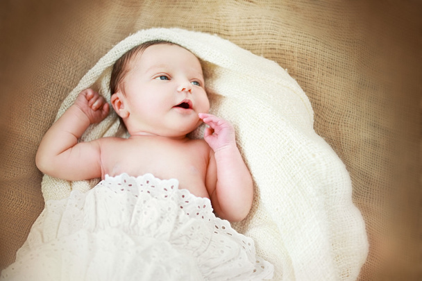 bebé recién nacido en la manta
 - Foto, Imagen