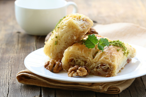 Sobremesa árabe turca tradicional - baklava com mel e nozes
 - Foto, Imagem