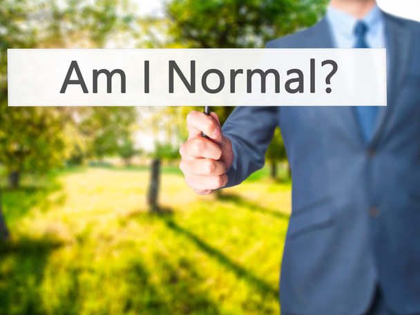 ¿Soy normal? - Empresario mano sosteniendo el cartel
 - Foto, Imagen