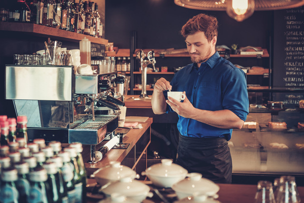 Barista degustando un nuevo tipo de café en su cafetería
. - Foto, Imagen