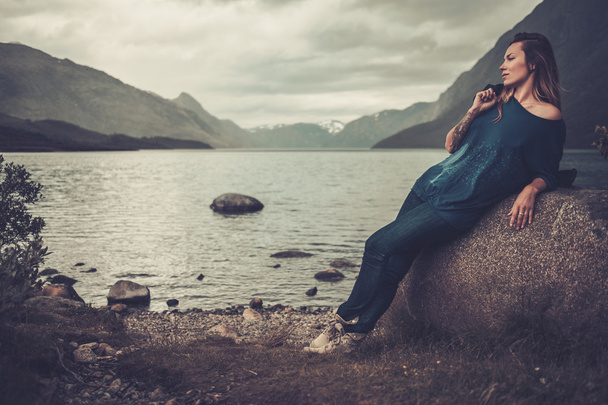 femme posant près de l'étang
  - Photo, image