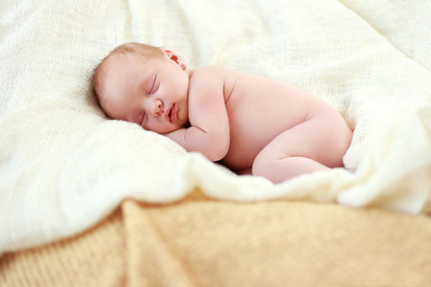女の赤ちゃんの睡眠 - 写真・画像
