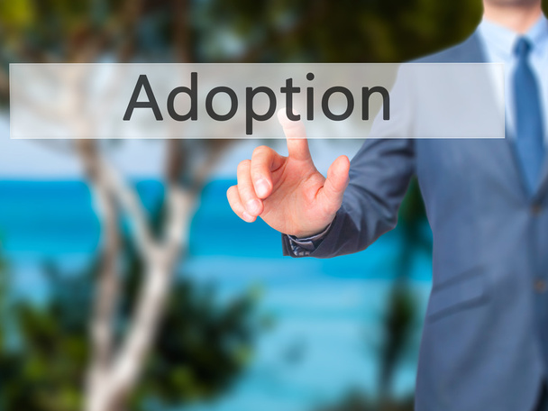 Adoption - Geschäftsmann drückt auf digitalen Bildschirm. - Foto, Bild