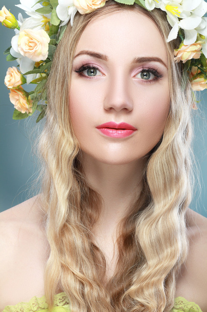  woman with flower wreath - Foto, Imagen