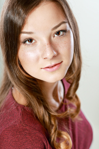 pretty young woman with freckles - Foto, afbeelding