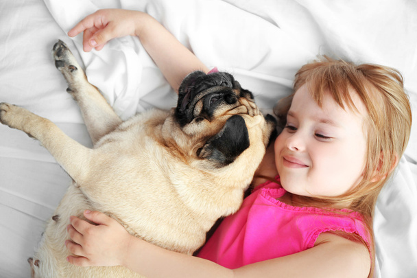 little girl and pug  - Foto, afbeelding