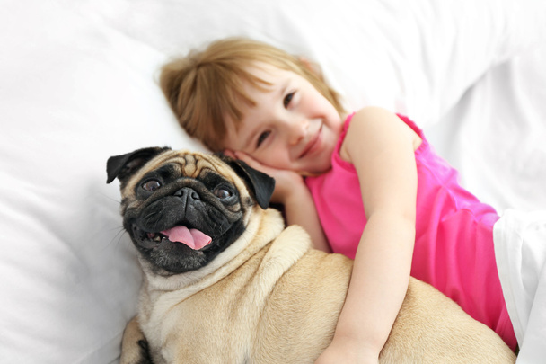 little girl and pug  - Foto, afbeelding