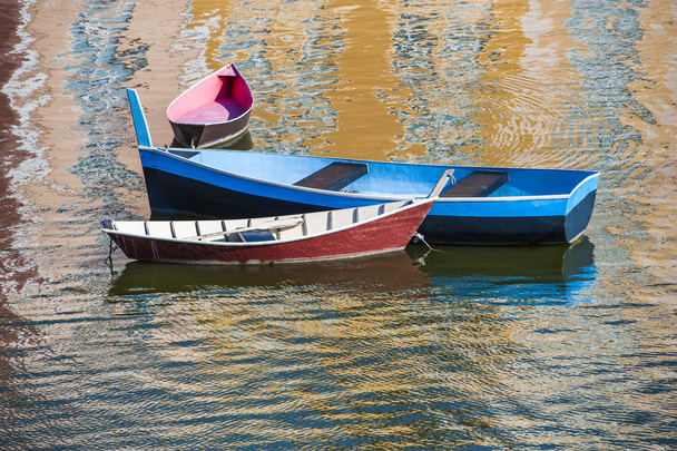 Kolme venettä satamassa
 - Valokuva, kuva