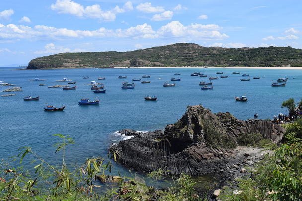 Patrimonio naturale vietnamita Ganh Da Dia mare con barche da pesca
 - Foto, immagini