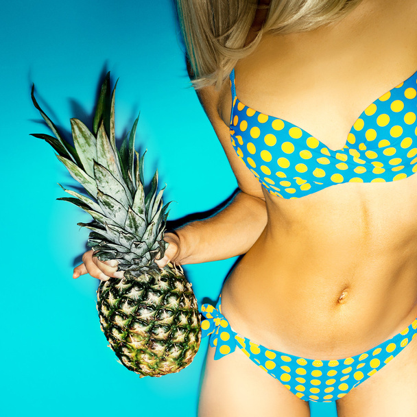 Girl with pineapple. Polka dot Swimsuit. Beach party style. - Foto, afbeelding