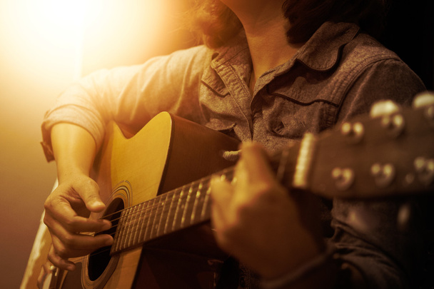 manos de mujer tocando la guitarra acústica
 - Foto, Imagen