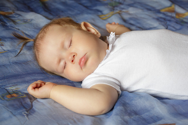Little newborn baby girl sleeping - Foto, imagen
