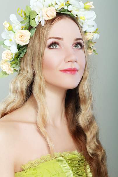 beautiful woman with flower wreath - Фото, изображение