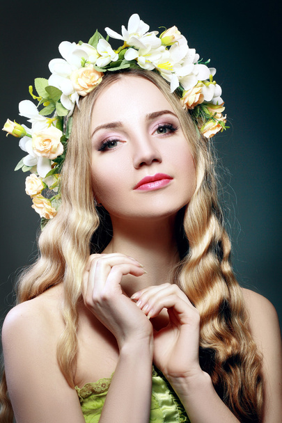 beautiful woman with flower wreath - Photo, Image