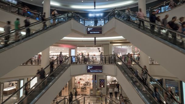 Lidé na eskalátorech v nákupním středisku - Fotografie, Obrázek