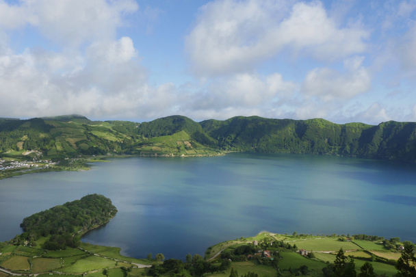 csodálatos szép táj Blue Lake Lagoa Azul a Sete Cidades Sao Miguel-sziget Azori-szigetek - Fotó, kép