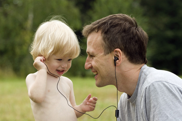 ευτυχής πατέρας και ο γιος, Ακούστε μουσική - Φωτογραφία, εικόνα