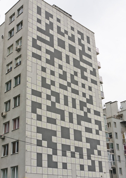 gebouw met een kruiswoordpuzzel. - Foto, afbeelding