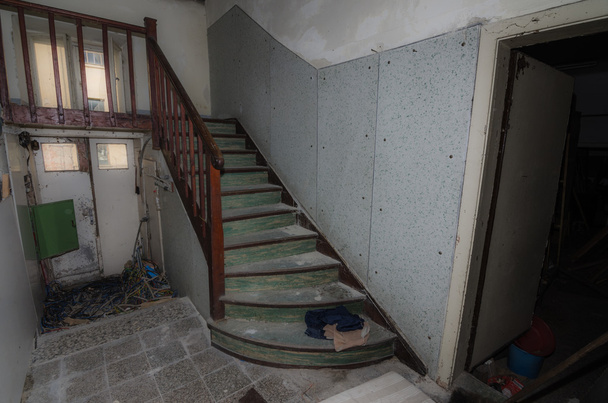 Escalera de madera en casa
 - Foto, Imagen