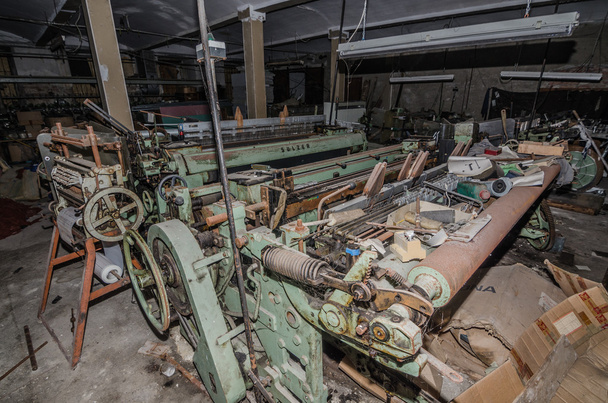 máquina en fábrica de hilado abandonada
 - Foto, imagen