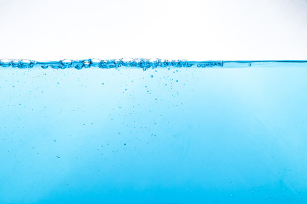 Friss víz fröccsenés fehér háttér - Fotó, kép