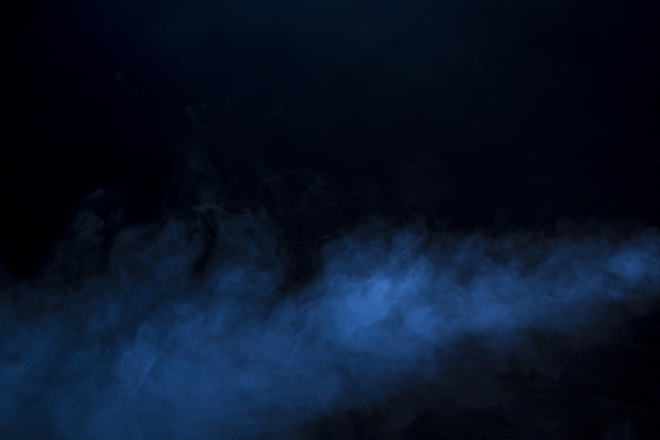 黒い背景の煙と霧 - 写真・画像