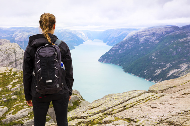 Woman hiking at the Preikestolen cliff in lysefjorden Norway - Foto, Imagen
