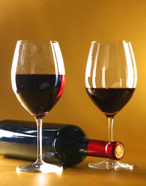 bottle of wine and glass on the table - Φωτογραφία, εικόνα