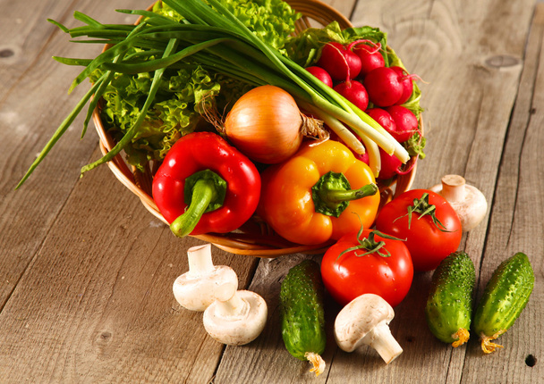 Świeże warzywa na czysty drewniany stół - Zdjęcie, obraz