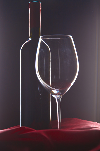 bouteille de vin et verre sur la table
 - Photo, image