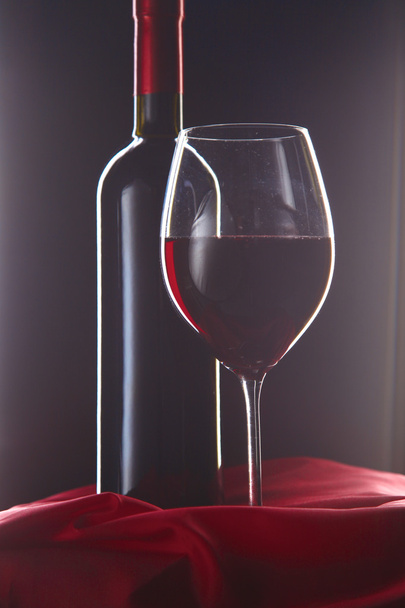 garrafa de vinho e vidro na mesa
 - Foto, Imagem