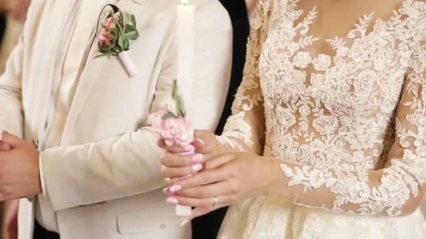 Genç çift kilisede düğün mum tutan - Video, Çekim