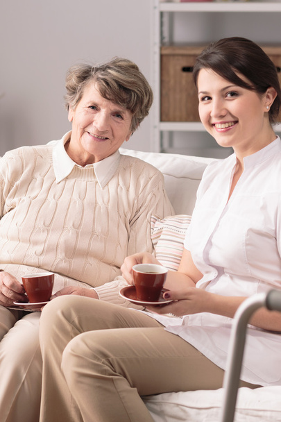Starší žena a pečovatel pití čaje - Fotografie, Obrázek