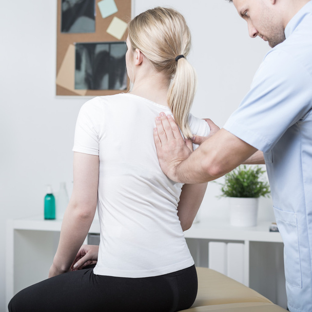 Chiropractic doing spinal mobilisation - Foto, Bild