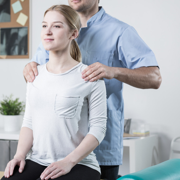 Physical therapist helping patient - Fotoğraf, Görsel