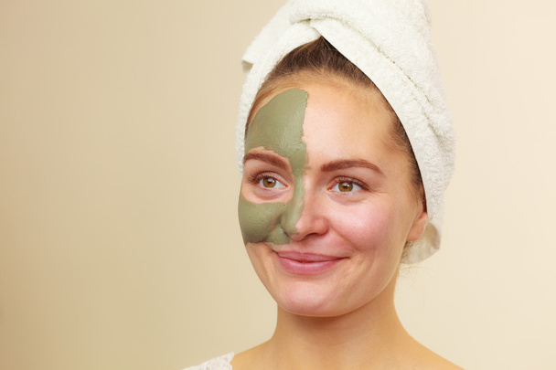 Vrouw met groene klei modder masker gezicht  - Foto, afbeelding