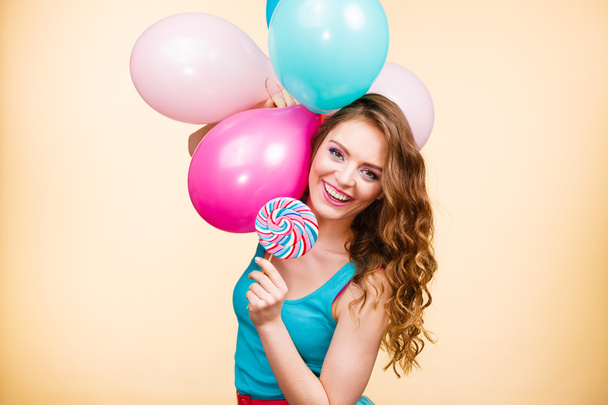 Жінка з різнокольоровими кульками і льодяником
 - Фото, зображення