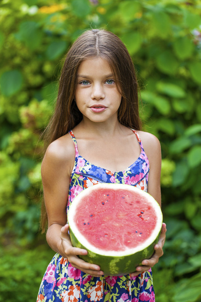 Muotokuva nuori pieni tyttö vesimeloni
 - Valokuva, kuva