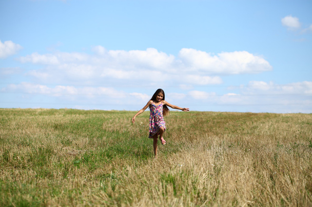 Kaunis nuori tyttö juoksee kesäkentällä
 - Valokuva, kuva