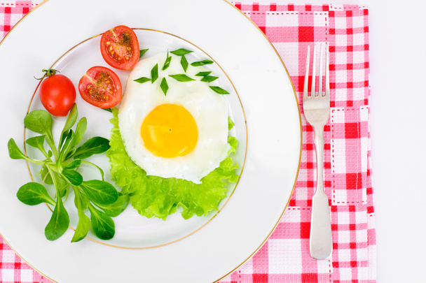 Яйца с салатом и помидорами
 - Фото, изображение