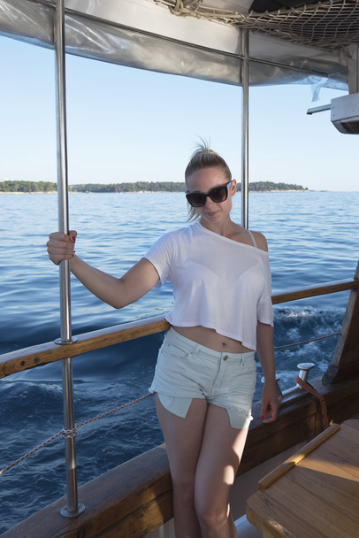 nainen poseeraa veneessä
 - Valokuva, kuva