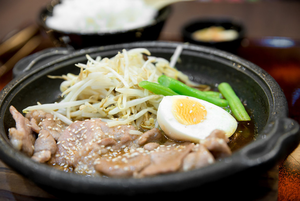 Porco picante coreano bbq servido em um prato quente com pratos laterais e
 - Foto, Imagem