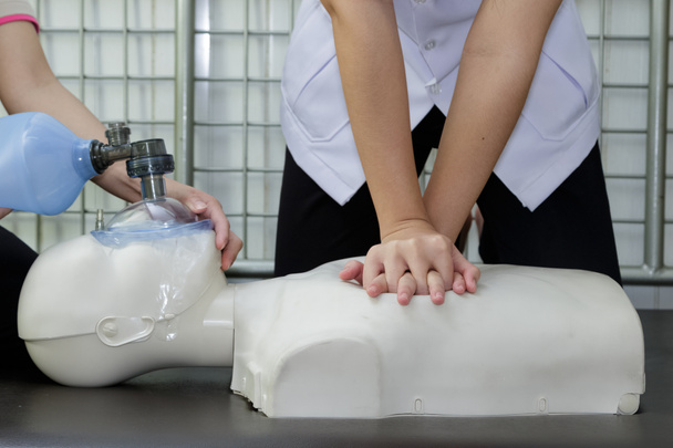 CPR képzési, az orvos és a nővér újraélesztett dummy. - Fotó, kép