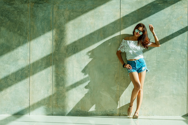 Retrato de moda de la joven modelo posando junto a la pared
 - Foto, imagen