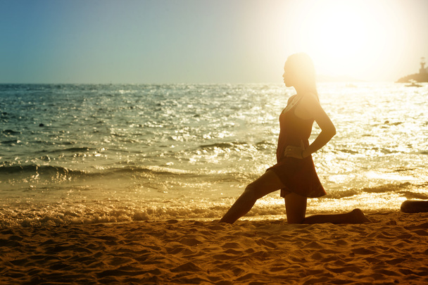 asia Mujer joven en vestido de verano de pie en la playa
 - Foto, imagen