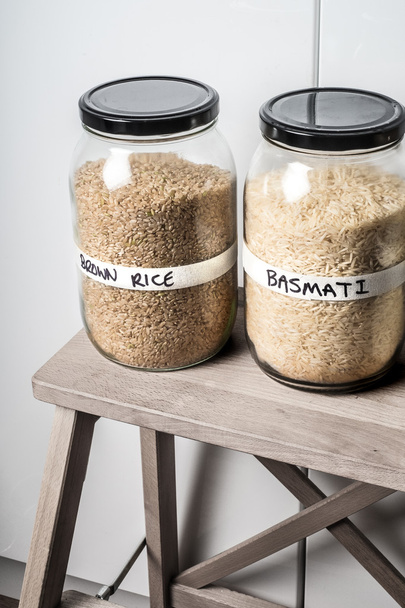 Riz brun cru, riz basmati et riz jasmin en pots
  - Photo, image