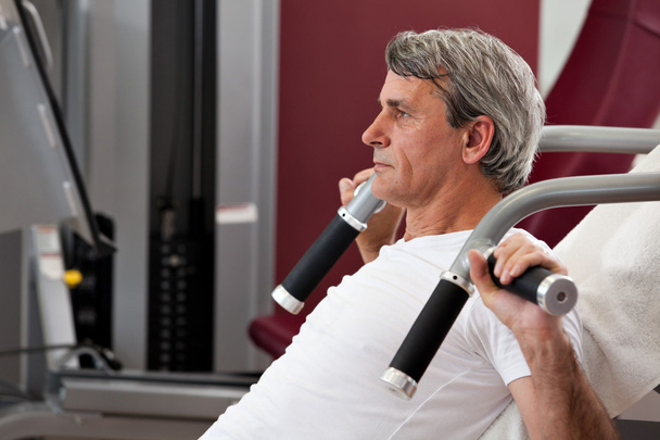 Man training in the gym - Фото, изображение