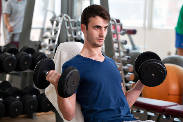 Young man training in the gym - Foto, afbeelding