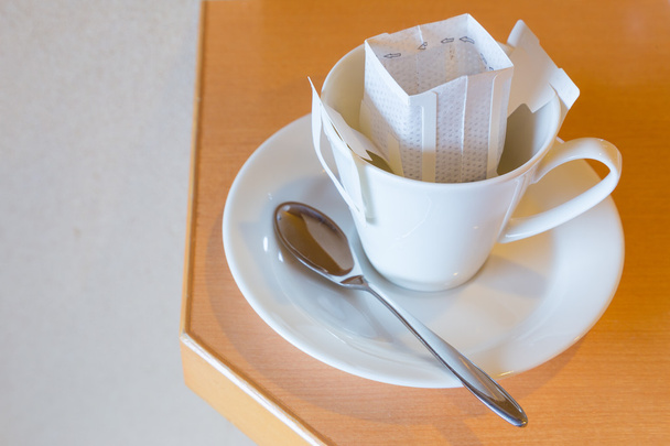 Кофейная чашка с упакованным кофе
 - Фото, изображение