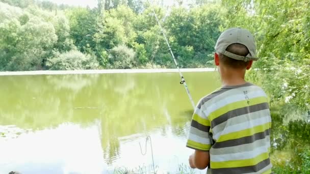 Ragazzo pesca con filatura sul fiume lento movimento
 - Filmati, video